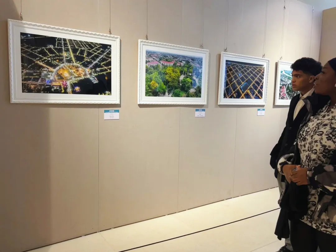 友城映像 四川文化藝術學院組織留學生參與綿陽與波季市攝影展，深化文化交流