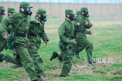 筑牢生命防線 解析士兵防生化武器實戰(zhàn)訓練與防毒面具的關鍵作用